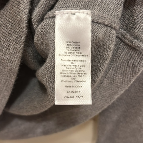 🩶Gorgeous gray Talbot’s sweater with embroidered glitter snowflake!🩶 - Picture 8 of 8